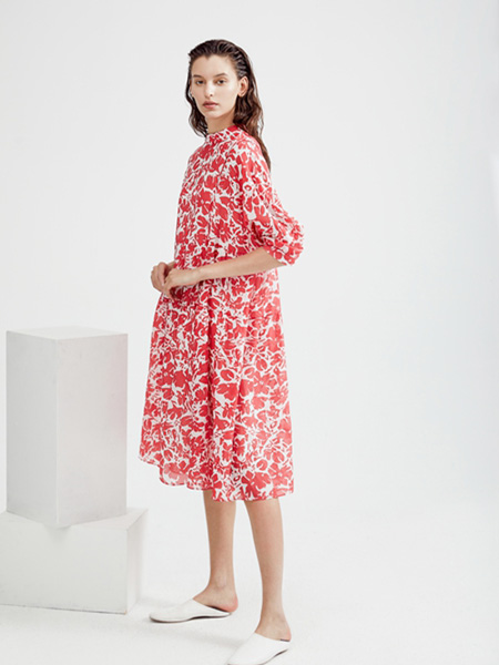 Guke谷可女装品牌2020春夏圆领红色碎花白底连衣裙