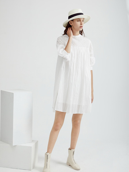 Guke谷可女装品牌2020春夏圆领白色连衣裙短