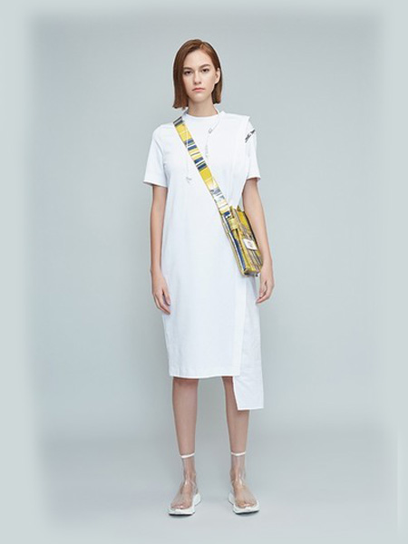 安可儿女装品牌2020春夏圆领不规则边白色修身连衣裙