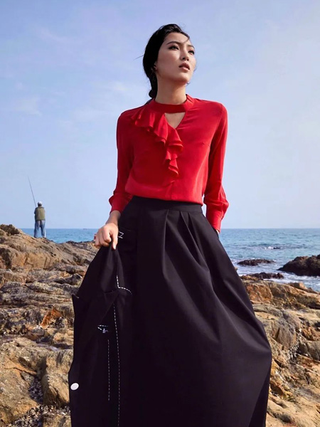 雅默YAAMOO女装品牌2020春夏V领红色雪纺衫黑色半裙