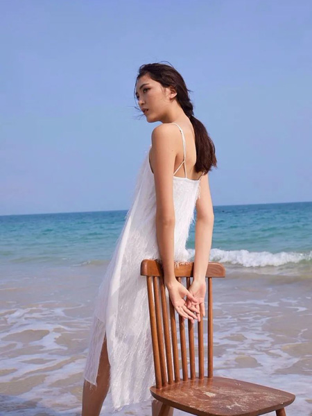 雅默YAAMOO女装品牌2020春夏吊带白色连衣裙