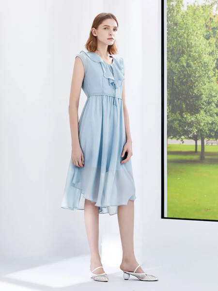 欧莎莉格女装品牌2020春夏无袖浅蓝色连衣裙