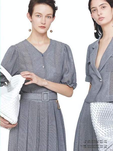 米祖女装品牌2020春夏V领灰色连衣裙