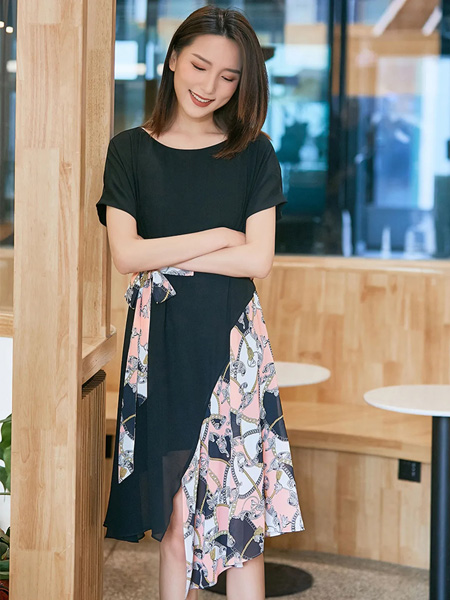 艺燕女装品牌2020春夏圆领黑色连衣裙