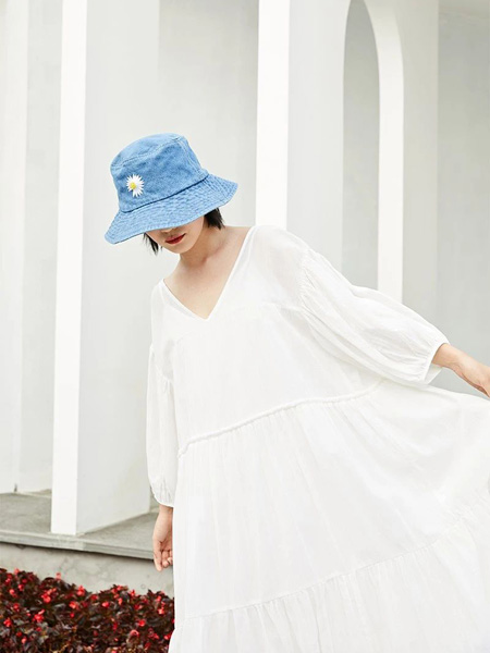 H+3女装品牌2020春夏V领白色宽松连衣裙
