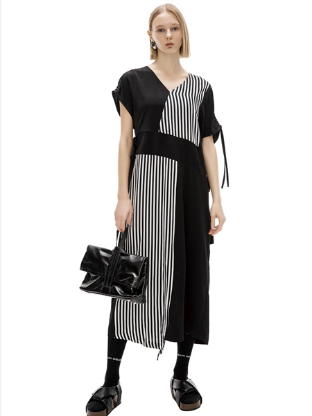 欧E[OEEO]女装品牌2020春夏V领黑色竖纹收腰不对称连衣裙