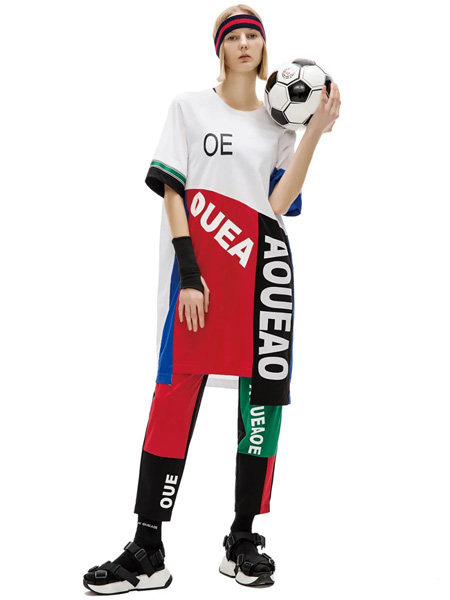欧E[OEEO]女装品牌2020春夏圆领字母时尚印花长款T恤