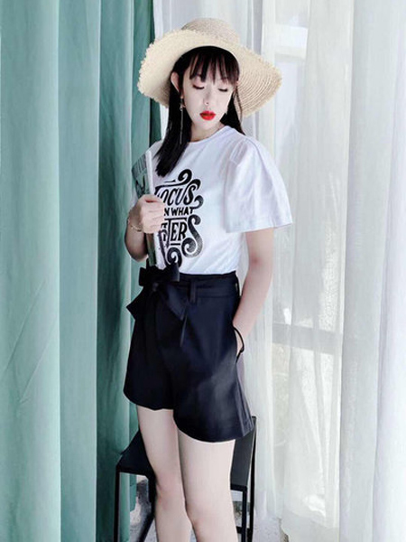 蜜汐薇儿女装品牌2020春夏字母圆领白色T恤黑色短裙