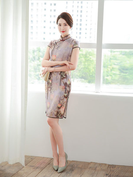 金菊女装品牌2020春夏浅紫色优美图案旗袍