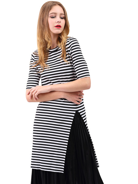 艾丽莎女装品牌2020春夏横纹黑白开叉连衣裙