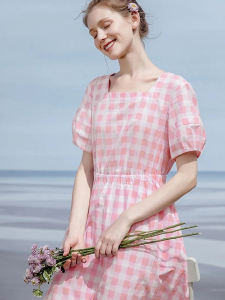 云上写生女装品牌2020春夏粉色格纹方领连衣裙