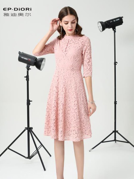 雅迪奥尔女装品牌2020春夏蕾丝粉色收腰连衣裙