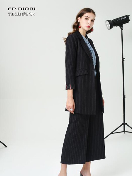 雅迪奥尔女装品牌2020春夏竖纹黑色西装套装