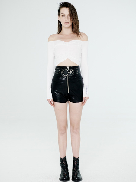 DevilBeauty女装品牌2020春夏露肩白色上衣黑色皮短裤