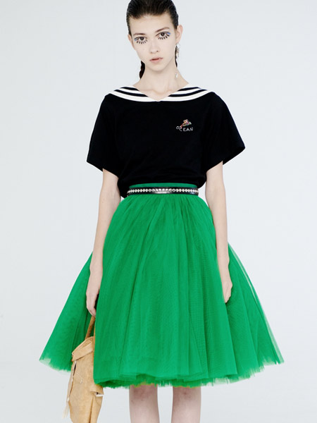 DevilBeauty女装品牌2020春夏黑色上衣绿色半裙