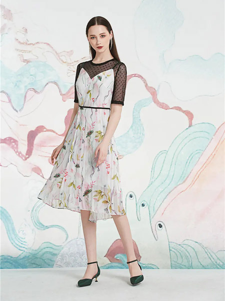 伯妮斯茵ERNIEELEN女装品牌2020春夏白色碎花连衣裙--秣驷芝田--《洛神赋》