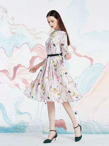 伯妮斯茵ERNIEELEN女装品牌2020春夏收腰圆领白色连衣裙--秣驷芝田--《洛神赋》