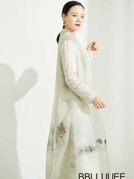 粉蓝时尚女装品牌2020秋季白色长袖连衣裙