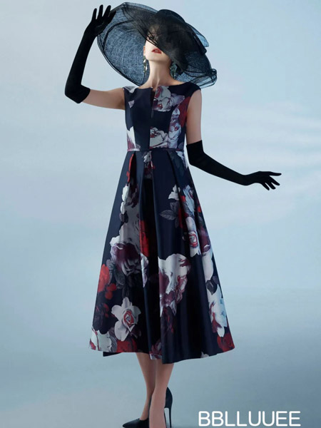 粉蓝时尚女装品牌2020秋季无袖黑色花朵连衣裙