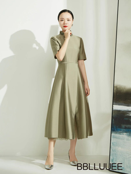 粉蓝时尚女装品牌2020秋季绿色收腰连衣裙