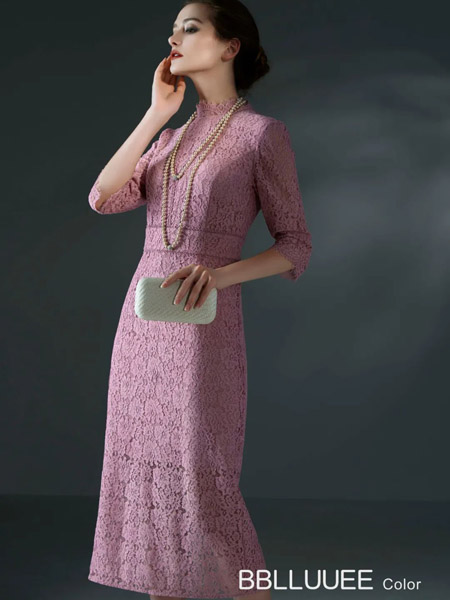 粉蓝时尚女装品牌2020秋季蕾丝织花粉色连衣裙