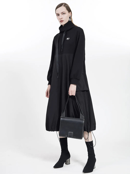 欧E[OEEO]女装品牌2020秋季高领连衣裙长袖黑色