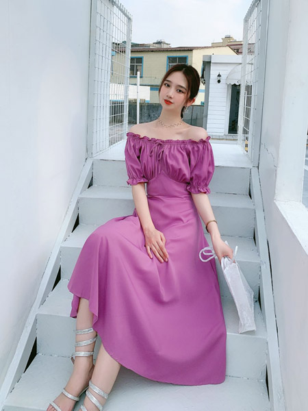 欧朴树女装品牌2020春夏露肩紫红色连衣裙