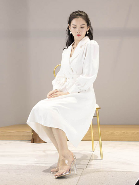 范卡图女装品牌2020春夏V领西装款式连衣裙白色