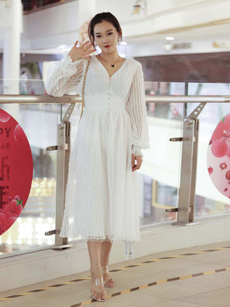 范卡图女装品牌2020春夏V领白色连衣裙