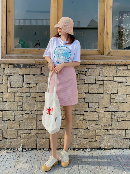 美丽联盟女装品牌2020春夏字母浅紫色T恤粉色格纹短裙