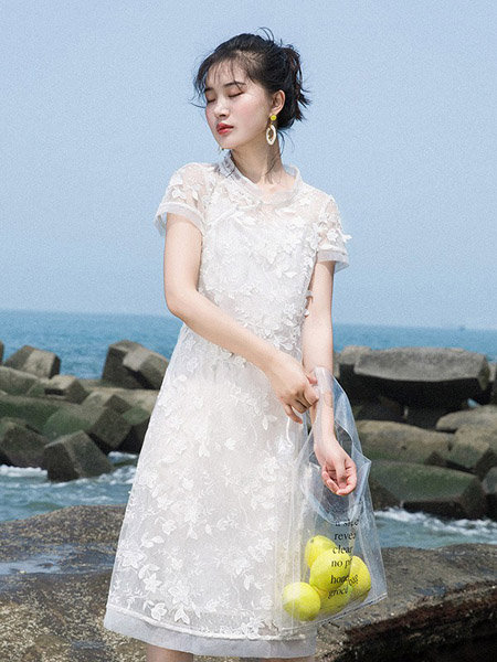 烟花烫女装品牌2020春夏蕾丝白色修身连衣裙