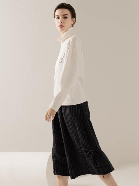 约布女装品牌2020秋季圆领白色上衣黑色半裙