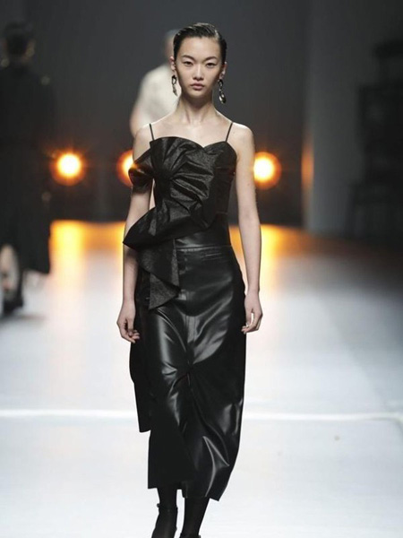 ANIRAC女装品牌2020春夏吊带黑色连衣裙