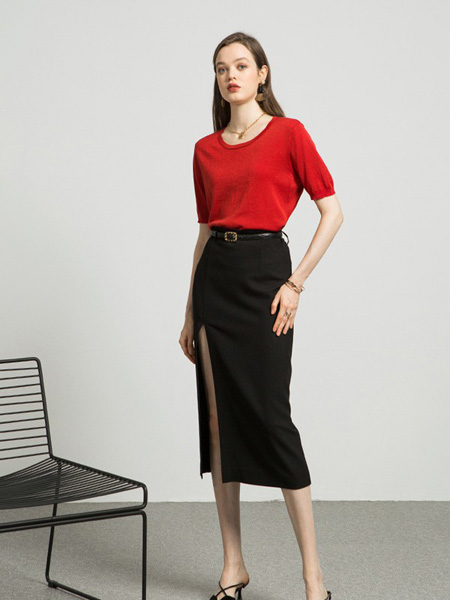 相对纶 - EVEN THOUGH女装品牌2020春夏圆领红色T恤开叉黑色半裙