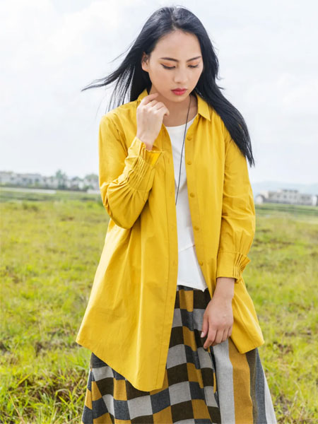 布伊轨道女装品牌2020秋季姜黄色俏皮外套