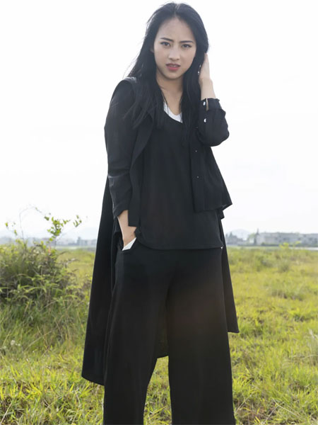 布伊轨道女装品牌2020秋季黑色个性不规则外套
