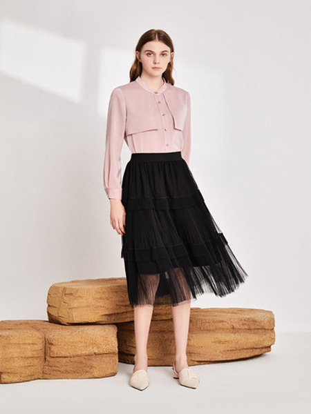 EMIVA艾蜜唯娅女装品牌2020秋季圆领粉色衬衫黑色半身裙