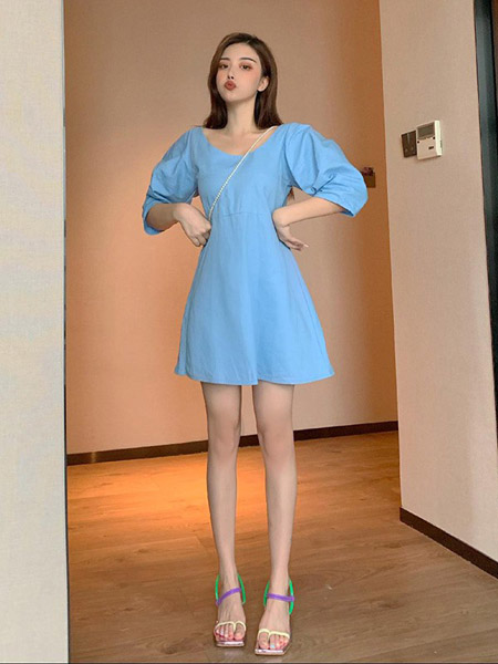蔻贝卡女装品牌2020春夏圆领蓝色连衣裙