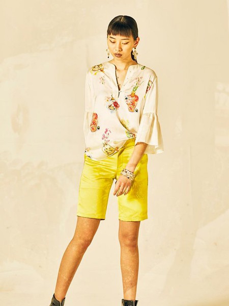 趙貝勒PRINCE ZHAO女裝品牌2020春夏V領白色襯衫黃色短褲