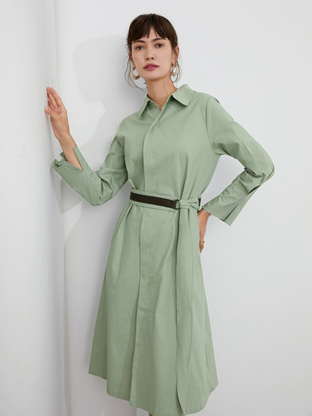 伊布都ibudu女装品牌2020秋季翻领绿色连衣裙