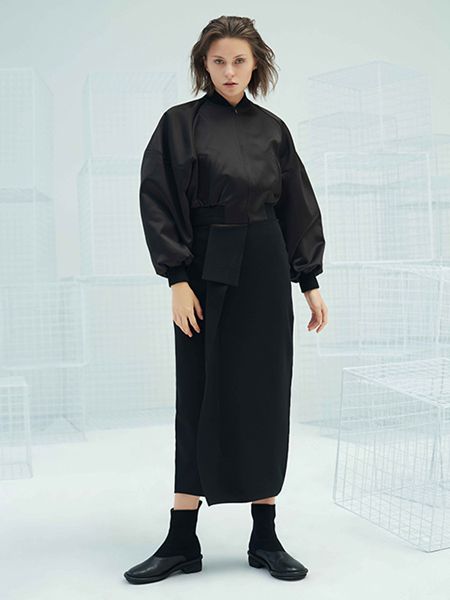 容子木女装品牌2020秋季黑色宽松上衣半身裙