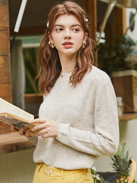 阿依莲女装品牌2020秋季米色针织衫长袖
