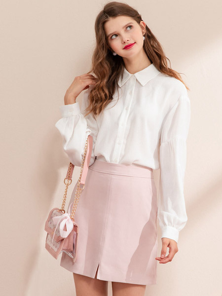 阿依莲女装品牌2020秋季白色衬衫粉色短裙
