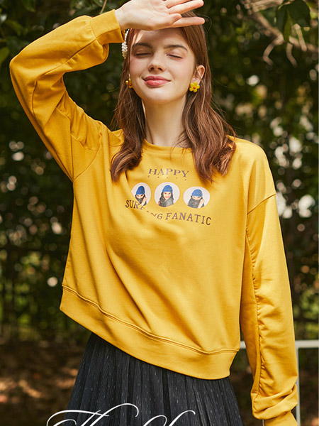 阿依莲女装品牌2020秋季字母黄色宽松上衣