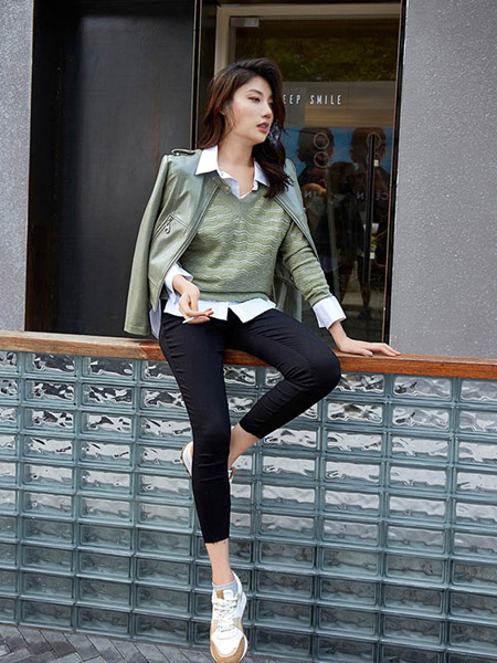 华丹尼女装品牌2020秋季绿色针织毛衣