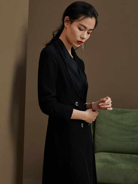 千桐女装品牌2020秋季V领黑色连衣裙西装款式
