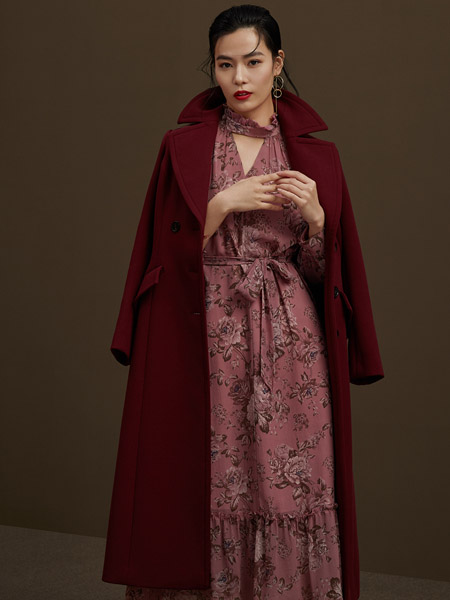 千桐女装品牌2020秋季酒红色中长款外套