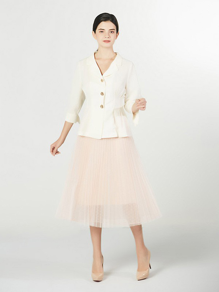 Lyn Fong女装品牌2020春夏V领白色上衣浅粉色网纱裙