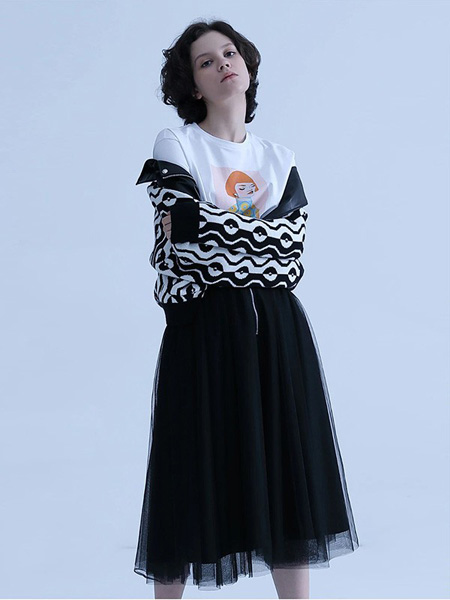 蒂蒂猫女装品牌2020秋季黑色短外套圆领白色T恤