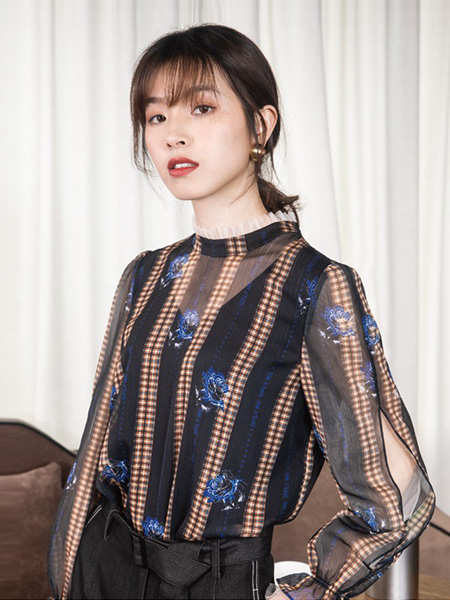 UMISKY优美世界女装品牌2020秋季竖纹网纱上衣